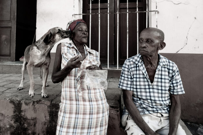 Kubanskt par med hund Kuba